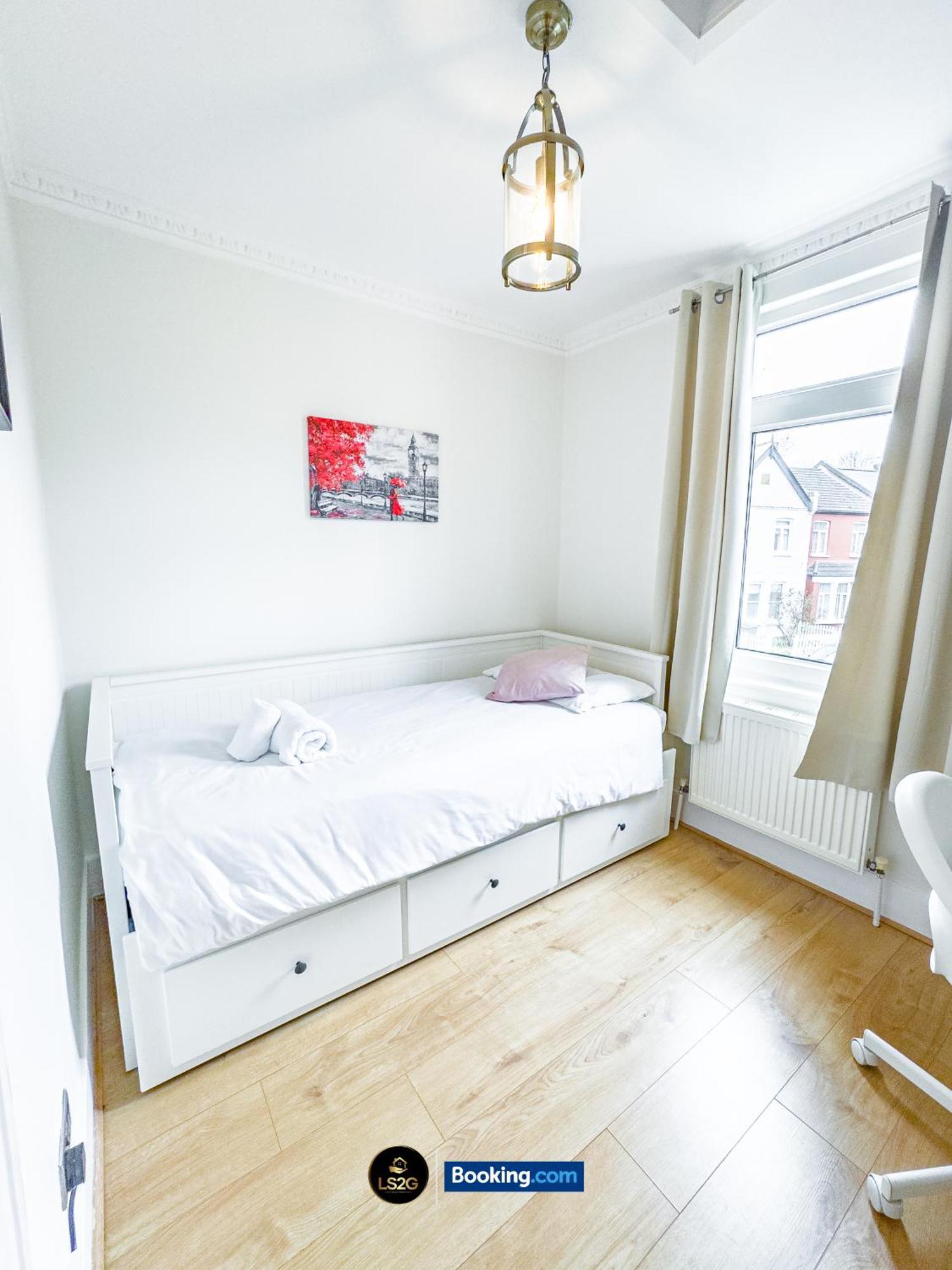 Stunning House By Ls2G Short Lets & Serviced Accommodation Greater London With Free Wifi Exterior foto
