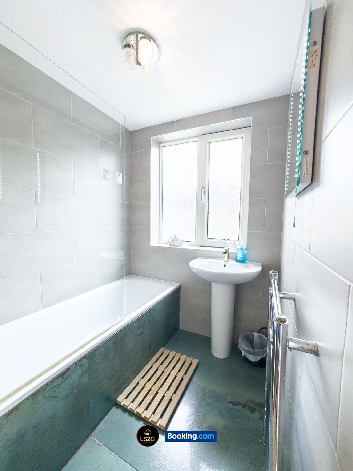 Stunning House By Ls2G Short Lets & Serviced Accommodation Greater London With Free Wifi Exterior foto